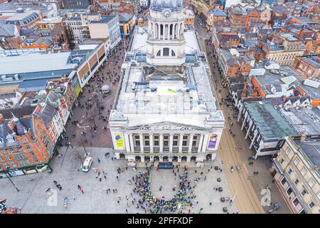 28.02.2023. Nottingham, Regno Unito - colpo di drone di manifestanti che organizzano una manifestazione per l'Ucraina nella Piazza del mercato Vecchio. Foto di alta qualità Foto Stock