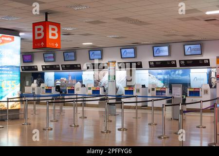 Palermo, Italia - 09 gennaio 2023 - l'area check-in e imbarco bagagli dell'aeroporto Falcone e Borsellino di Palermo Foto Stock