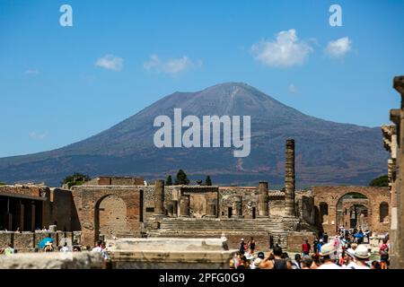 Il Vesuvio come si vede dalle rovine il Tempio di Giove di Pompei, che è stato distrutto durante l'eruzione Foto Stock