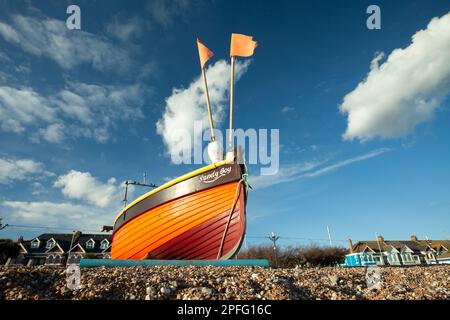 Barca da pesca sulla spiaggia di Worthing nel West Sussex, Inghilterra. Foto Stock