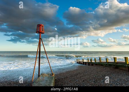 Nuvole tempestose sulla spiaggia di Worthing, West Sussex, Inghilterra. Foto Stock