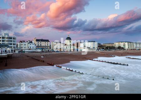 Tramonto sulla spiaggia di Worthing a West Sussex, Inghilterra. Foto Stock