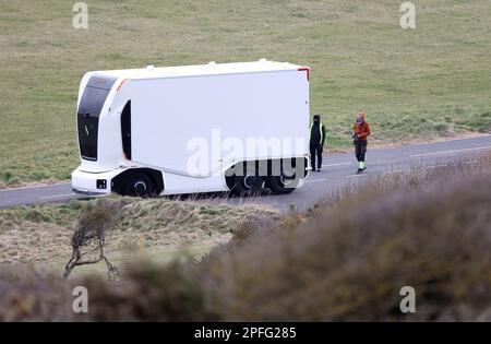 Per la prima volta, un camion elettrico autonomo svedese Einride Gen 2 viene messo in campo sulle strade della Gran Bretagna. Il veicolo futuristico è stato girato da un equipaggio di film utilizzando un drone come ha guidato a distanza lungo Beachy Head Road vicino Eastbourne, Regno Unito. Foto Stock