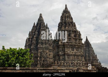 Vista di Prambanan, un complesso di templi indù del 9th° secolo situato nella regione speciale di Yogyakarta, nel sud di Giava, Indonesia. Foto Stock