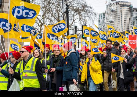 Sciopero e dimostrazione di funzionari pubblici per una retribuzione equa organizzata da PCS, Public and Commercial Services Union, Londra, Regno Unito 15/03/2023 Foto Stock