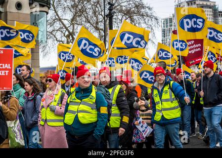 Sciopero e dimostrazione di funzionari pubblici per una retribuzione equa organizzata da PCS, Public and Commercial Services Union, Londra, Regno Unito 15/03/2023 Foto Stock