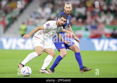 Karim Ansarifard of Iran (L) e Tim Ream of USA (R) in azione durante la Coppa del mondo FIFA Qatar 2022 Match tra IR Iran e USA al Thumama Stadium. Punteggio finale; IR Iran 0:1 USA. Foto Stock