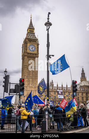 Bandiere europee che sventolano di fronte alle Camere del Parlamento per condannare il governo Tory e la Brexit, Londra, Regno Unito Foto Stock