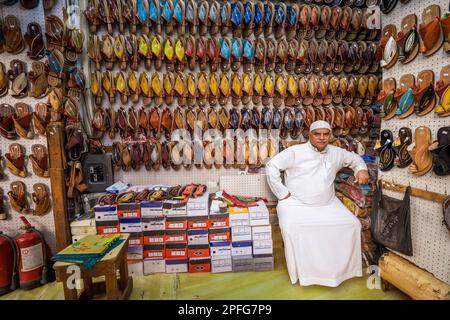 Ritratto di orgoglioso venditore di scarpe nel suo negozio a Souk Baab Makkah (Bab Makkah) strada presso il quartiere storico al-Balad a Jeddah, KSA, Arabia Saudita Foto Stock