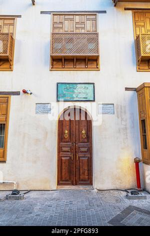 Vista della splendida porta in legno con decorazioni dorate di Beit Basurrah nello storico quartiere al-Balad a Jeddah, KSA, Arabia Saudita Foto Stock