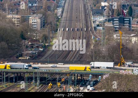 Duisburg, Germania. 17th Mar, 2023. La linea ferroviaria a 8 corsie allo svincolo di Kaiserberg (foto aerea scattata con un drone). La ferrovia chiuderà completamente la linea molto utilizzata tra Essen e Duisburg per due settimane dalle ore 9 del 31 marzo al 14 aprile durante le vacanze di Pasqua. Con un costo complessivo di nove milioni di euro, i binari di Duisburg, Oberhausen e Essen sarebbero stati rinnovati per una distanza di sette chilometri, i punti sostituiti e l'alimentazione dei treni modernizzata. Credit: Christoph Reichwein/dpa/Alamy Live News Foto Stock