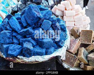 Pietre di colore indaco blu e saponi naturali fatti a mano esposti al tradizionale souk - mercato di strada a Marrakech, Marocco, dettaglio primo piano Foto Stock