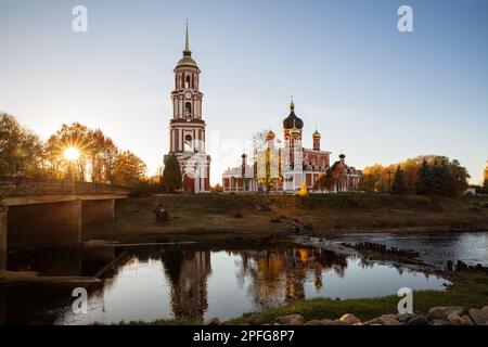 La Cattedrale della Risurrezione di Cristo sulla riva del fiume è illuminata dal sole tramontante. Staraya Russa, regione di Novgorod, Russia Foto Stock