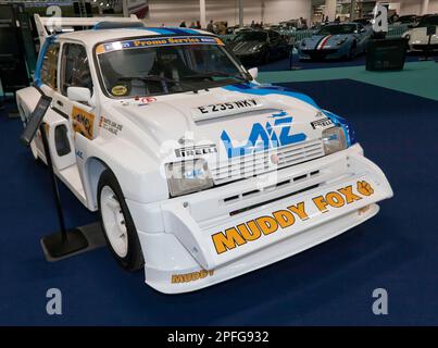 Vista di tre quarti di un'auto da rally Austin MG Metro 6R4, una volta guidata da Patxi Arbelaiz, in mostra al London Classic Car Show 2023 Foto Stock