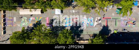 Vista aerea del messaggio "Black Lives Matter" scritto su Street nel centro di Seattle in seguito alle proteste in tutti gli Stati Uniti Foto Stock