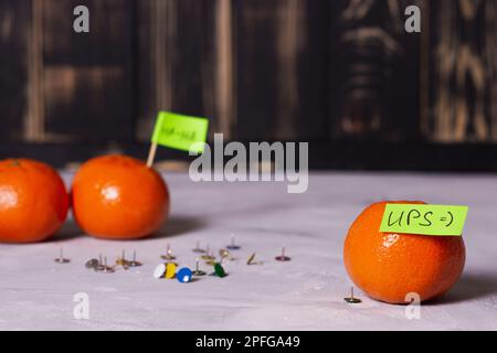 Un'immagine creativa delle battute del giorno degli sciocchi di aprile. Sostituire il cibo con articoli simili. Uso di forcelle e coltelli in legno. Le immagini di altri oggetti non sono ciò che Foto Stock