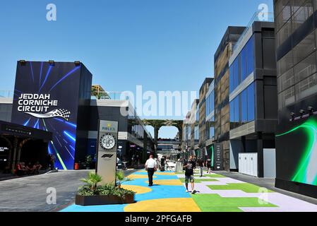 Jeddah, Arabia Saudita. 17th Mar, 2023. Atmosfera paddock. Campionato del mondo Formula 1, Rd 2, Gran Premio dell'Arabia Saudita, venerdì 17th marzo 2023. Jeddah, Arabia Saudita. Credit: James Moy/Alamy Live News Foto Stock