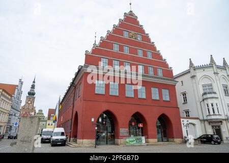 Greifswald, Germania. 17th Mar, 2023. Vista del municipio sulla piazza del mercato. Il sindaco di Greifswald, Fassbinder, ha assicurato agli attivisti del clima il sostegno dell'"ultima generazione" nella loro richiesta di un consiglio dei cittadini sulla protezione del clima. Credit: Stefan Sauer/dpa/Alamy Live News Foto Stock