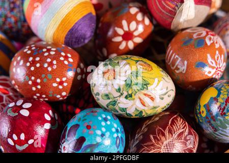 Vista ravvicinata dalla cima delle uova di Pasqua dipinte in vari motivi. Foto Stock