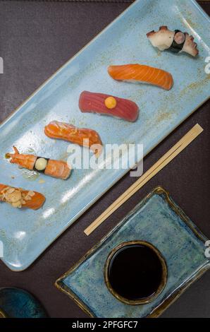 Combinazione di sushi giapponese premium (niguiri) su un piatto elegante. Foto Stock