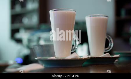 Cocktail cremosi sullo sfondo del bar. Due cocktail bianchi in bianco. Foto Stock