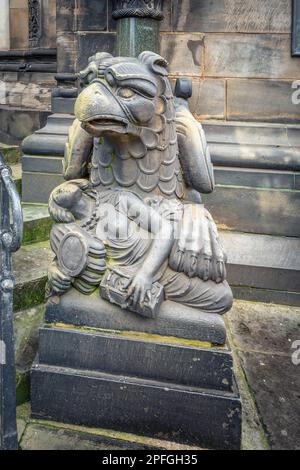 Aquila con una scultura femminile di fronte alla Cattedrale di Brema - Brema, Germania Foto Stock