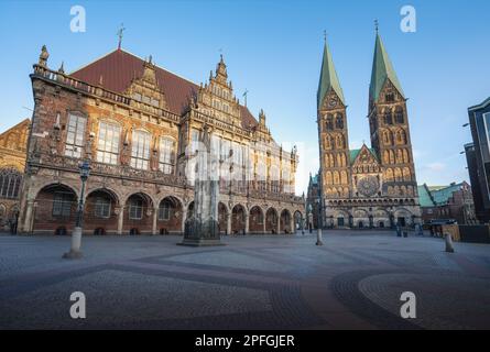 Piazza del mercato con la Cattedrale e il Vecchio Municipio - Brema, Germania Foto Stock
