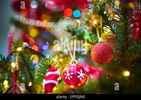 Palle di Natale e altre decorazioni natalizie sull'albero delle vacanze Foto Stock