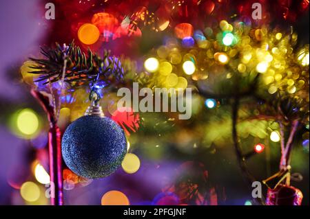 Palle di Natale e altre decorazioni natalizie sull'albero delle vacanze Foto Stock