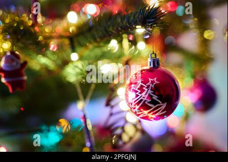 Palle di Natale e altre decorazioni natalizie sull'albero delle vacanze Foto Stock