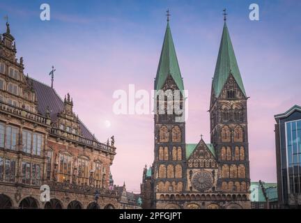 Cattedrale di Brema e il Vecchio Municipio al tramonto - Brema, Germania Foto Stock