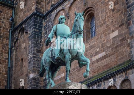 Monumento Bismarck di fronte alla Cattedrale di Brema - Brema, Germania Foto Stock