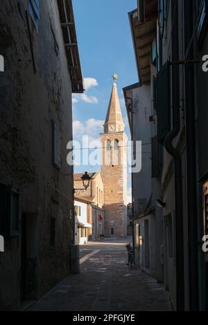 Grado, Italia - Vista sul campanile dell'antica basilica alla fine di un antico e pittoresco vicolo Foto Stock