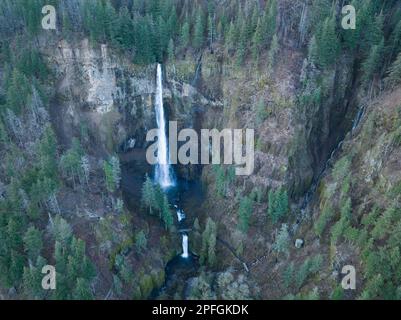 Le magnifiche cascate Multnomah Falls, alte oltre 600 metri, si trovano sul lato Oregon della Columbia River Gorge, a circa 30 chilometri a est di Portland. Foto Stock