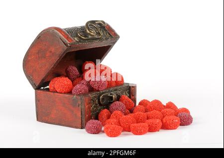 marshmallows di lampone in una piccola cassa di legno su uno sfondo bianco Foto Stock