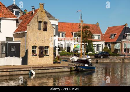 Centro del piccolo e suggestivo villaggio di pescatori Makkum sull'IJsselmeer, nella provincia della Frisia. Foto Stock