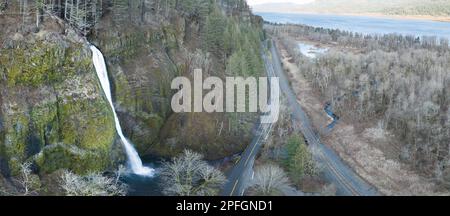 Le splendide Horsetail Falls si trovano sul lato Oregon della panoramica Columbia River Gorge, a circa 30 minuti di auto a est di Portland. Foto Stock