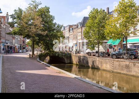 Case sul canale e sul canale nel centro di Leeuwarden. Foto Stock