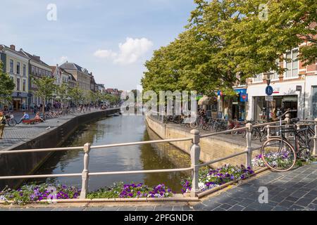 Canale cittadino nel centro della città di Leeuwarden in Frisia. Foto Stock