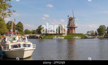 Vista sulla pittoresca città fortificata di Dokkum, nella provincia di Friesland, nei Paesi Bassi. Foto Stock