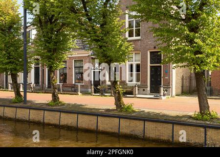 Facciate di edifici storici nel pittoresco villaggio di Balk nella provincia di Frisia, Paesi Bassi. Foto Stock