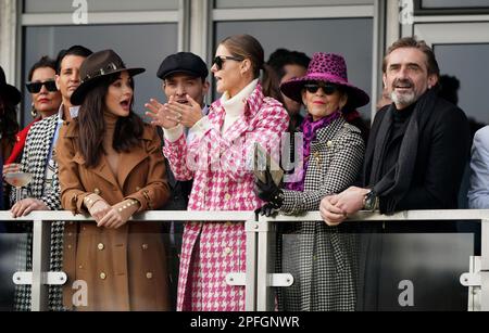 Da sinistra a destra, Ollie Locke, Amy Jackson, ed Westwick, Jade Holland Cooper e Julian Dunkerton che osservano l'ostacolo della JCB Triumph il quarto giorno del Cheltenham Festival all'ippodromo di Cheltenham. Data immagine: Venerdì 17 marzo 2023. Foto Stock