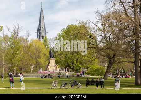 I giovani apprezzano il bel tempo sul prato del Vondelpark di Amsterdam. Foto Stock