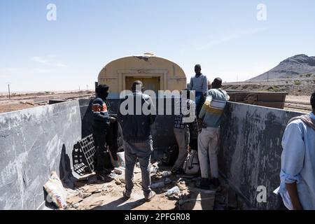 Passeggeri sul treno Iron ore da Zouerat a Nouadhibou in Mauritania, attraverso il deserto del Sahara. Foto Stock