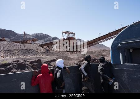 Passeggeri sul treno Iron ore da Zouerat a Nouadhibou in Mauritania, attraverso il deserto del Sahara. Foto Stock