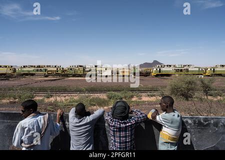 Passeggeri sul treno Iron ore da Zouerat a Nouadhibou in Mauritania, attraverso il deserto del Sahara. Foto Stock