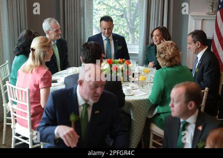 STATI UNITI Il vicepresidente Kamala Harris (2nd L) ospita il Taoiseach irlandese Leo Varadkar (3rd R) per una colazione negli Stati Uniti Osservatorio Navale a Washington, DC, il 17 marzo 2023. (Foto di Oliver Contreras/Pool/Sipa USA) Foto Stock