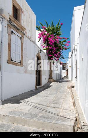 Strada stretta nella città di Lindos sull'isola di Rodi Foto Stock