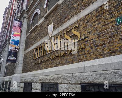 Dublino, Irlanda - 09 25 2015: Muro di mattoni del magazzino della birreria Guinness di Dublino Foto Stock