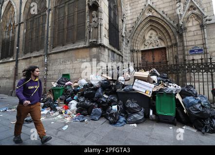 Parigi, Francia. 17th Mar, 2023. Un pedone cammina oltre la spazzatura sinistra sulla strada di Parigi, Francia, 17 marzo 2023. È probabile che i rifiuti continuino ad accumularsi nella capitale, poiché i raccoglitori di rifiuti e i pulitori di strada saranno in sciopero fino a marzo 20. Credit: Gao Jing/Xinhua/Alamy Live News Foto Stock